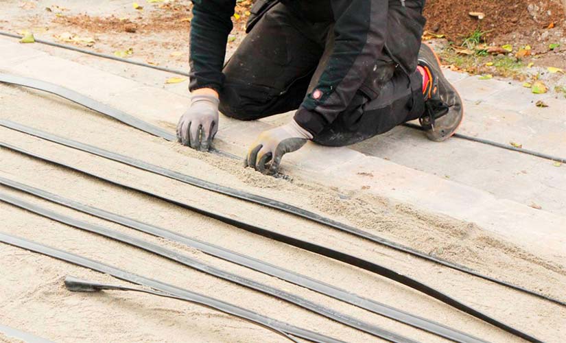 SKID è una striscia polimerica scaldante adatta a molteplici utilizzi nell’ambito della prevenzione della formazione di ghiaccio e dello scioglimento della neve.